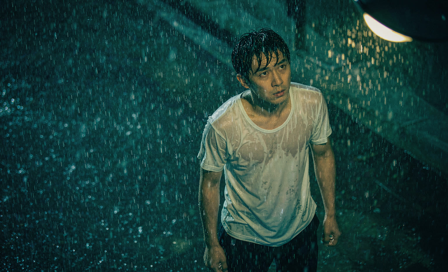 AI 生成真人写实剧照：悬疑雨夜